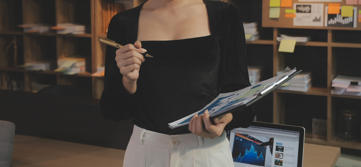 businesswoman-using-laptop-work-cafe